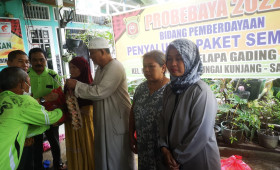 28 Juli 2022, #Probebya Penyaluran paket sembako di RT 01 oleh pokmas kelapa gading dalam kegiatan probebaya 2022 yang dihadiri oleh Lurah Karang Anyar
