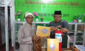 16 November 2022, Pokmas Kahoi Bersatu melalui RT.028 melakukan pemberian program Probebaya berupa pembagian Al-Qur’an, Meja, Tabung APAR ke Mesjid Al Ikhlas