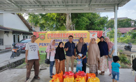 22 November 2022, Penyaluran paket sembako probebaya pokmas kelapa gading kepada warga RT.02