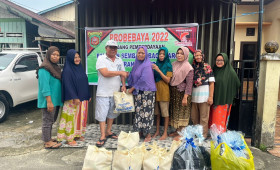25 November 2022, Program Probebaya berupa bantuan sembako dan perlengkapan sekolah untuk warga di RT.017 Jl. Meranti Gang 1.