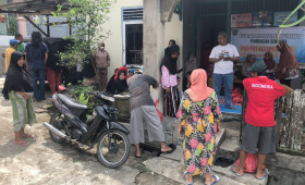 Senin, 10 April 2023 Kegiatan Pembagian bantuan sembako kepada masyarakat kurang mampu di Pokmas Gading