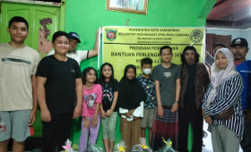 Jumat, 09 Juni 2023 Penyerahan secara simbolis paket pendidikan oleh lurah Karanganyar ke pada warga wilayah pokmas Cendana