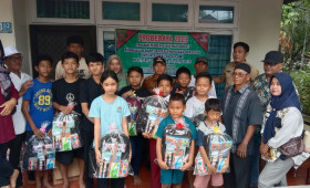 Senin, 12 Juni 2023, Penyerahan secara simbolis bantuan paket pendidikan pokmas Mekah  oleh Lurah Karang Anyar  dan Kasie Kesra ke warga yang membutuhkan