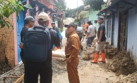 Selasa, 27 Juni 2023 Peninjauan lurah karang anyar di RT 12 dan RT 09 kelurahan karang anyar pada pelaksanaan pembangunan sarana dan prasarana kegiatan probebaya tahun 2023 di Kelurahan Karang Anyar