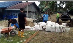 Minggu, 16 Juli 2023, proses pembuatan Lapangan bulutangkis di Jalan Cendana Komp. PDAM RT.007 bidang Sapras Probebaya.