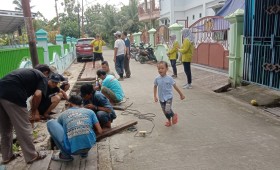 Minggu, 05 Mei 2024, Lurah bersama Seklur, Kasie Pemerintah dan staf menghadiri kegiatan gotong royong dalam kegiatan probebaya di RT. 015,016,020 Karang Anyar