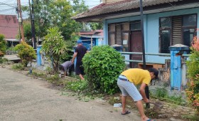 Minggu, 05 Mei 2024, Lurah bersama Seklur, Kasie Pemerintah dan staf menghadiri kegiatan gotong royong dalam kegiatan probebaya di RT. 015,016,020 Karang Anyar