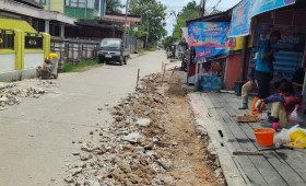 Selasa, 10 September 2024 Kasie Ekobang dan Pengawas Kegiatan Probebaya Karang Anyar melakukan monitoring kegiatan Probebaya bidang Infrastruktur terkait semenisasi dan perbaikan jalan di RT.028, 032, 034 Karang Anyar