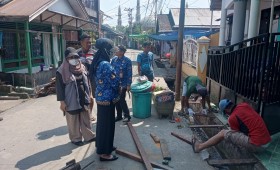 Selasa, 17 September 2024, Lurah bersama Kasie Ekobang dan Pendamping Kegiatan Probebaya melakukan kunjungan ke Jalan Meranti RT.018 kegiatan pemeliharaan jalan dan drainase senilai Rp63.000.000