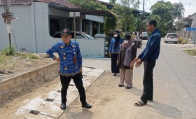 Selasa, 17 September 2024, Lurah bersama Kasie Ekobang dan Pendamping Kegiatan Probebaya melakukan kunjungan ke Jalan Cendana Gang 04 RT.006 kegiatan PERBAIKAN DRAINASE : P 27MX L 1M X T 1M, JEMBATAN : P3MXL60cm x 60cm senilai Rp26.200.000