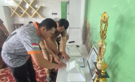 Selasa, 08 Juli 2025, Plt .Lurah didampingi Kasie Kesra, Kasie Ekobang dan Bendahara Probebaya melakukan acara penyerahan dana kegiatan Probebaya bidang Pemberdayaan Masyarakat dan Sapras kepada Ketua Pokmas Cendana, Ketua Pokmas Kelapa Gading dan Ketua Pokmas Me-Kah