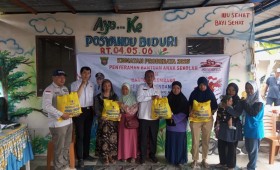 Rabu, 27 Agustus 2025, Kelurahan Karang Anyar melaksanakan Penyerahan bantuan peralatan anak sekolah dan bantuan sembako di wilayah Pokmas Cendana untuk kegiatan Probebaya bidang Pemberdayaan tahun 2025