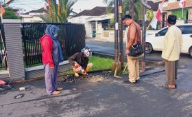 Selasa, 02 September 2025, Kelurahan Karang Anyar monitoring kegiatan probebaya bidang Sapras berupa Pembuatan pondasi dudukan gapura RT 32.