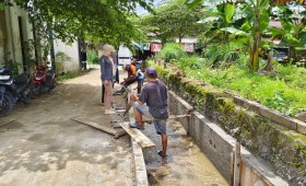 Kamis, 18 September 2025, Kelurahan Karang Anyar melakukan monitoring kegiatan Infrastruktur Probebaya bidang Sapras berupa perbaikan drainase di Jalan Kelapa Gading RT.037 dan 038.